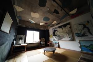 منطقة جلوس في ARtINn 極寒藝術伝染装置