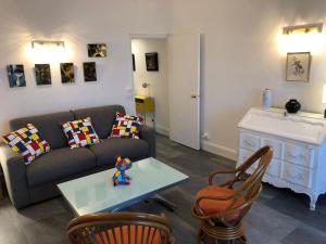 uma sala de estar com um sofá e uma mesa em Studio 3* Vue Mer Parking Régina et Golf em Biarritz