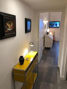 Zimmer mit gelbem Tisch und Lampe in der Unterkunft Studio 3* Vue Mer Parking Régina et Golf in Biarritz
