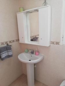 łazienka z białą umywalką i lustrem w obiekcie Spacious modern apartment in Los Alcazares very close to beach w mieście Los Alcázares +20 zdjęć