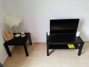 Telewizja i/lub zestaw kina domowego w obiekcie Spacious modern apartment in Los Alcazares very close to beach