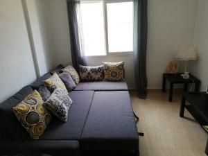 czarna kanapa z poduszkami w salonie w obiekcie Spacious modern apartment in Los Alcazares very close to beach w mieście Los Alcázares