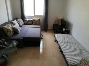 salon z kanapą i oknem w obiekcie Spacious modern apartment in Los Alcazares very close to beach w mieście Los Alcázares
