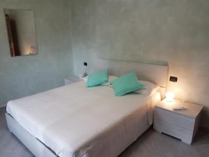 A bed or beds in a room at Piccolo Poggio Apartments