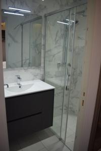 Un baño de Hotel Puy De Dôme