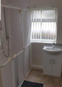 um banheiro com pia e janela em Snowdonia miners cottage em Blaenau-Ffestiniog