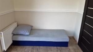 a small bed in a corner of a room at APARTAMENT QUEEN KARWIA in Karwia +5 photos