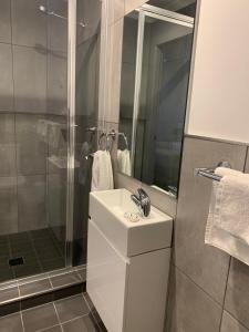 达博Garden Hotel的带水槽和淋浴的白色浴室 更多37张照片