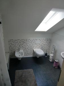 Bilik mandi di Gästezimmer Fam. Niewerth +13 gambar