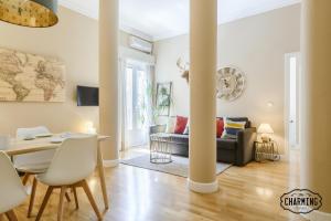 un soggiorno con tavolo e divano di Charming Fuencarral III - Estancias Temporales a Madrid