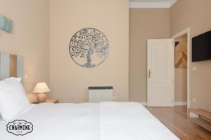 Un pat sau paturi într-o cameră la Charming Fuencarral III - Estancias Temporales