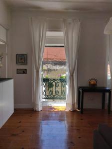 Il comprend un salon doté d'une grande fenêtre et d'un balcon. dans l'établissement Paço da Rainha Apartment, à Lisbonne