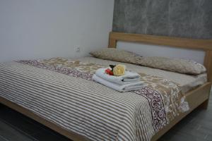 1 dormitorio con 1 cama con toallas en Hostel Center, en Ulcinj