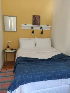- une chambre dotée d'un lit avec une couverture bleue et blanche dans l'établissement Paço da Rainha Apartment, à Lisbonne