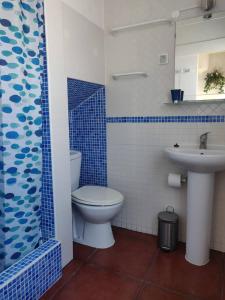 La salle de bains est pourvue de toilettes et d'un lavabo. dans l'établissement Paço da Rainha Apartment, à Lisbonne