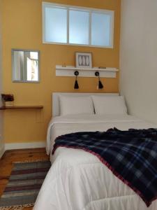 - une chambre avec 2 lits blancs et une fenêtre dans l'établissement Paço da Rainha Apartment, à Lisbonne