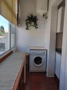 une buanderie avec un lave-linge et une fenêtre dans l'établissement Paço da Rainha Apartment, à Lisbonne