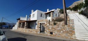 Un edificio de piedra con una puerta en una calle. en Villa Niki, en Masouri
