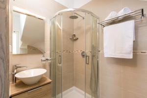 bagno con doccia in vetro e lavandino di Bolla D'Oro Luxury Villas a Spartýlas