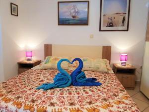 una camera da letto con un letto con due cigni blu sopra di Apartment Noemi a Medulin