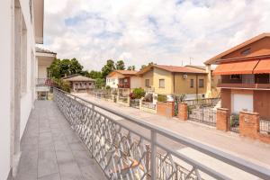 - Balcón con valla y algunas casas en Cà Licio, en Fiesso Umbertiano