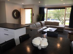 Seating area sa 3 & 4 Bedroom Holiday Houses Central Picton