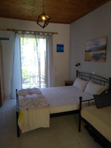 a bedroom with a bed and a window at mare di zante "mare di levante" in Alikanas