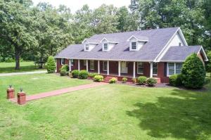 莱巴嫩Cedar Grove Inn的一座红色的房子,有一座房子