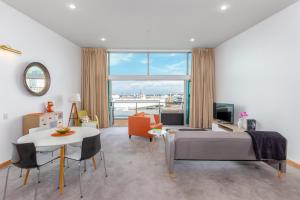 Zdjęcie z galerii obiektu Penthouse apartment with stunning Harbour views w Auckland