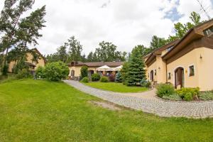 dom z kamiennym chodnikiem przed dziedzińcem w obiekcie Resort-Restaurant Stilec w mieście Kamenný Újezd