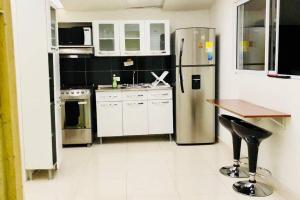 A kitchen or kitchenette at SPACIOUS 2 BEDROOM APARTMENT CENTRAL LOCATION 101