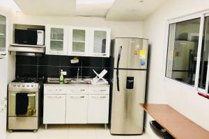 A kitchen or kitchenette at SPACIOUS 2 BEDROOM APARTMENT CENTRAL LOCATION 101