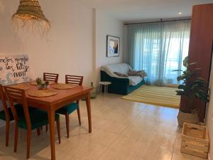 een woonkamer met een tafel, stoelen en een bank bij La azotea in Cambrils