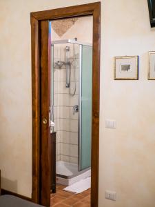 bagno con doccia e porta in vetro di Chalet Colle Lo Zoppo ad Arpino