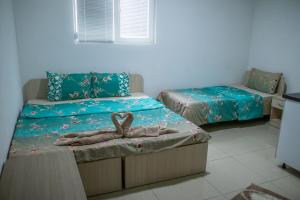 ein Schlafzimmer mit 2 Betten und Handtüchern darauf in der Unterkunft Apartments Gjoce in Ohrid
