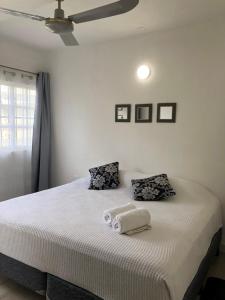 Un dormitorio con una cama grande con toallas. en Vacation Rental - Standard Room at Casa Cocoa, en Cozumel