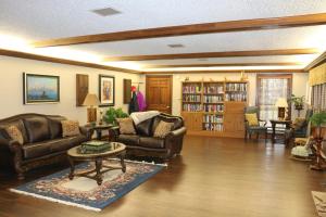 a living room with leather couches and a coffee table at Cedar Grove Inn in Lebanon