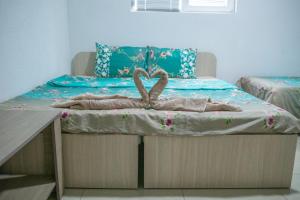 zwei Handtücher auf einem Bett mit zwei Herzen darauf in der Unterkunft Apartments Gjoce in Ohrid