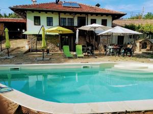 - une piscine en face d'une maison dans l'établissement Villa Girgina, à Bukovets