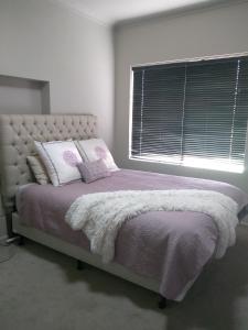 En eller flere senge i et værelse på Kindred Studio Apartments