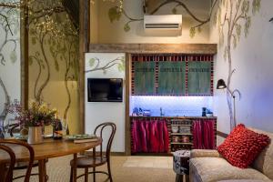 a living room with a table and a couch at AL RU Farm in Sampsons Flat