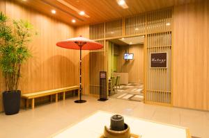 挂川市多美迎EXPRESS掛川酒店的大堂设有雨伞、长凳和桌子