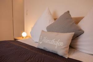 a bedroom with a bed with pillows on it at Kleine Perle - Waldstraße 5 in Dahme