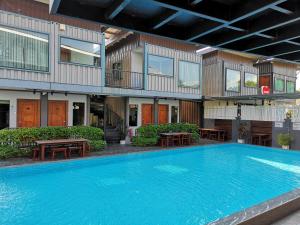 Swimmingpoolen hos eller tæt på Kluang Container Swimming Pool Hotel