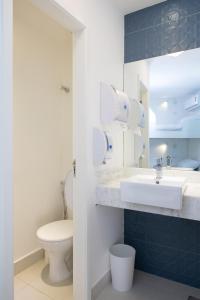 uma casa de banho com um lavatório e um WC em Leblon Design Hotel no Rio de Janeiro