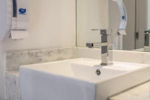 里约热内卢Leblon Design Hotel的浴室里有一面镜子的白色水槽