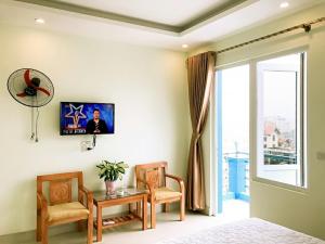 a room with a bed and a table and chairs at Diệp Minh 2 Hotel in Ninh Binh