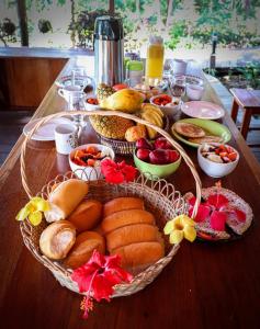 une table avec deux paniers de pain et de fruits dans l'établissement TerrAmor Amazon, à Alter do Chão