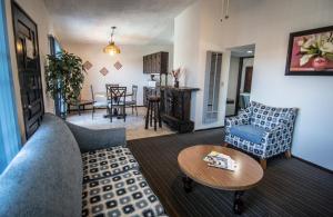 ein Wohnzimmer mit einem Sofa und einem Tisch in der Unterkunft Hotel Suites Malena in Ensenada