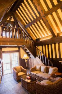 Ruang duduk di Black Forest Manor